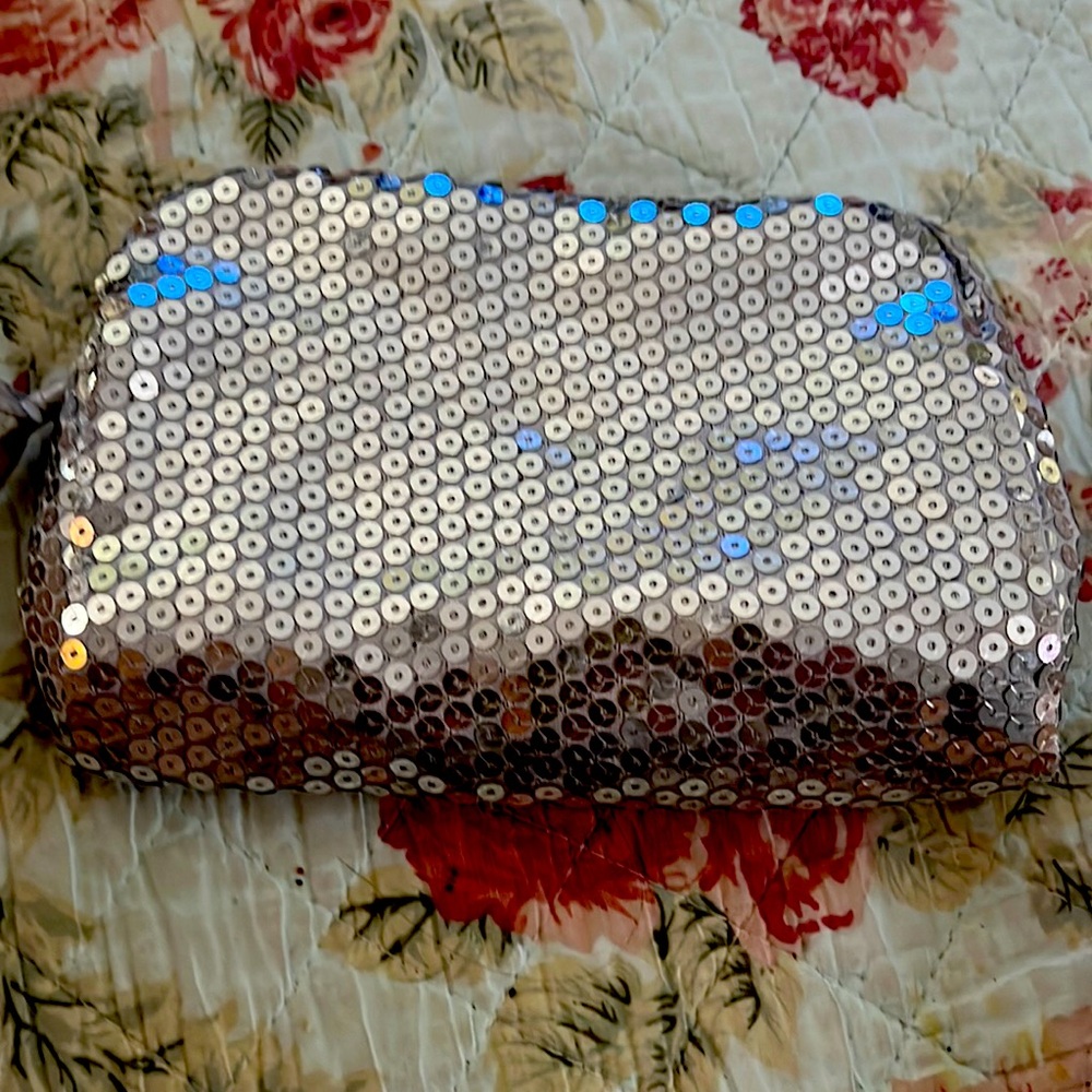 Small silver bag can be used as a cosmetic bag or to party 🎉 G8 4 winter